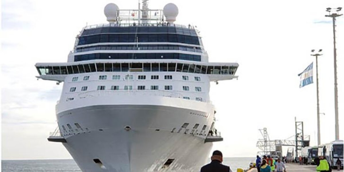 Un Crucero Gigante En Madryn Con Personas A Bordo Turismocero