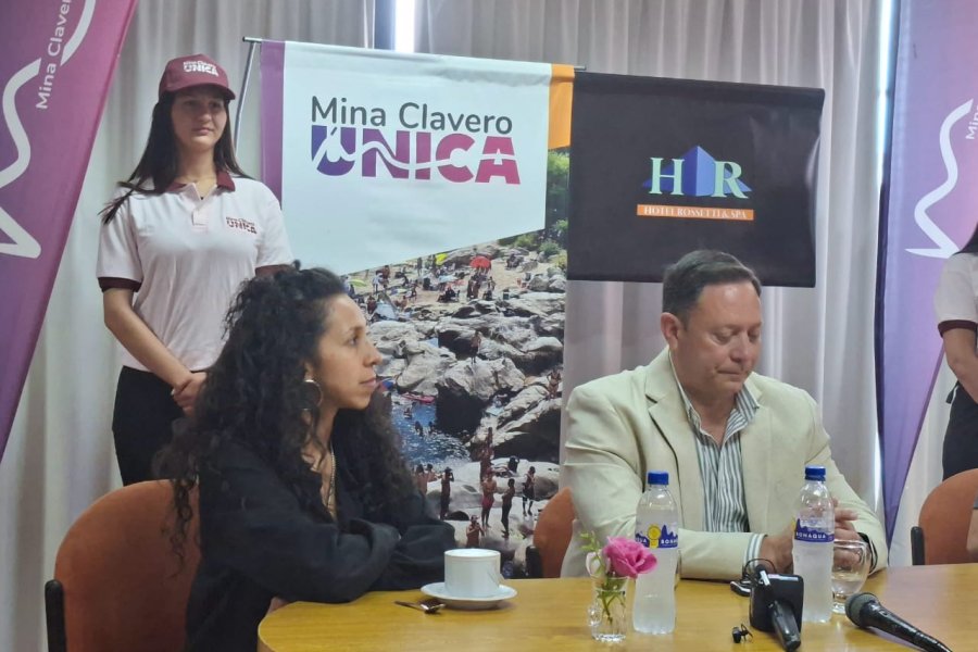 El Intendente de Mina Clavero con Ivonne Guzmán